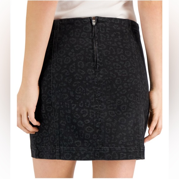 TINSELTOWN Juniors' Seamed Mini Skirt - Picture 3 of 5